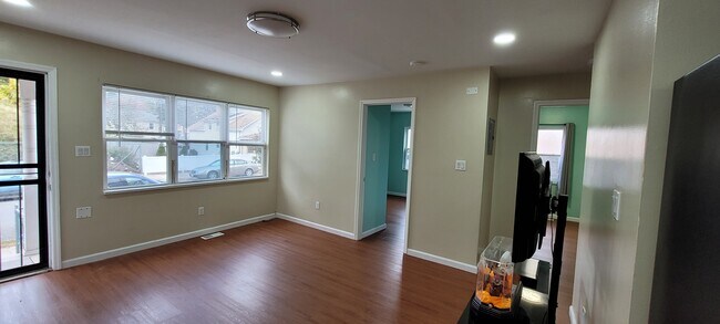 Living room - 166-10 140th Ave