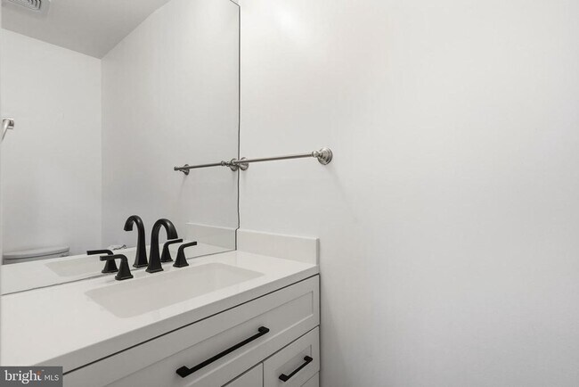 Building Photo - 2146 Woodford Rd