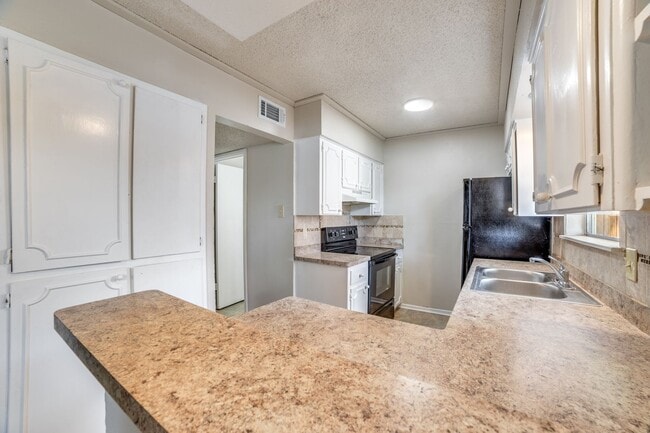 Building Photo - Charming 2-bedroom, 1.5 bath townhome in t...