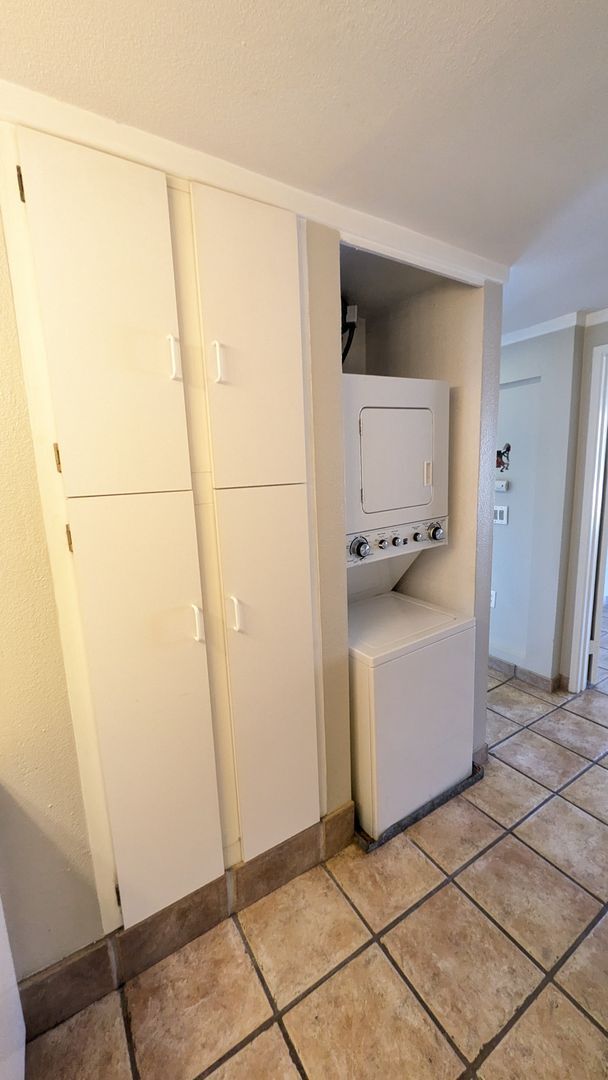 Building Photo - Reduced! Large pets ok! One bed plus office
