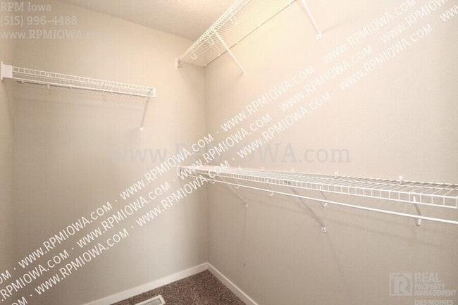 Building Photo - 216 NE Chalet Ln
