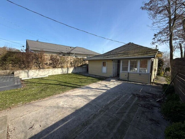Building Photo - Two Bed 1 Bath House with Fenced Backyard!