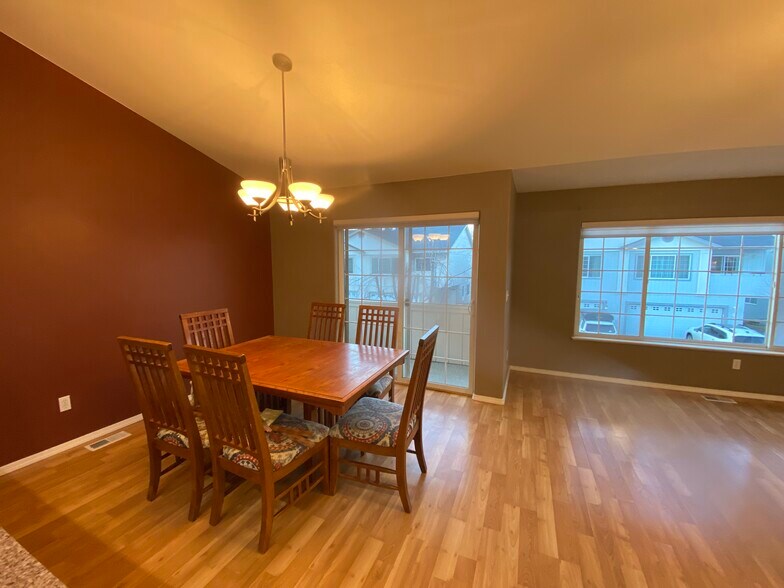 Building Photo - 5568 Sapphire Loop