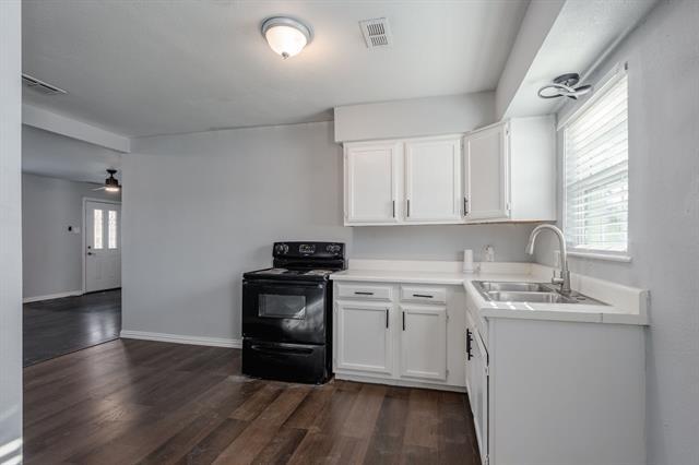 Building Photo - 2824 Lockhart Ave