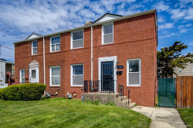 Building Photo - 136 Webb St
