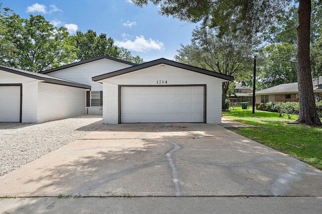 Building Photo - 1714 Huge Oaks St