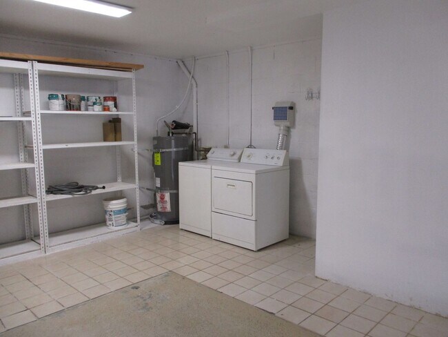Building Photo - Woodlands in La Jolla  2 bedroom 1 bath to...