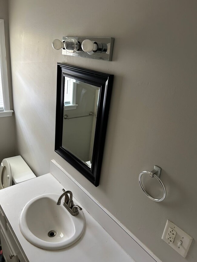 Building Photo - 3 Bedroom One Bath House For Rent