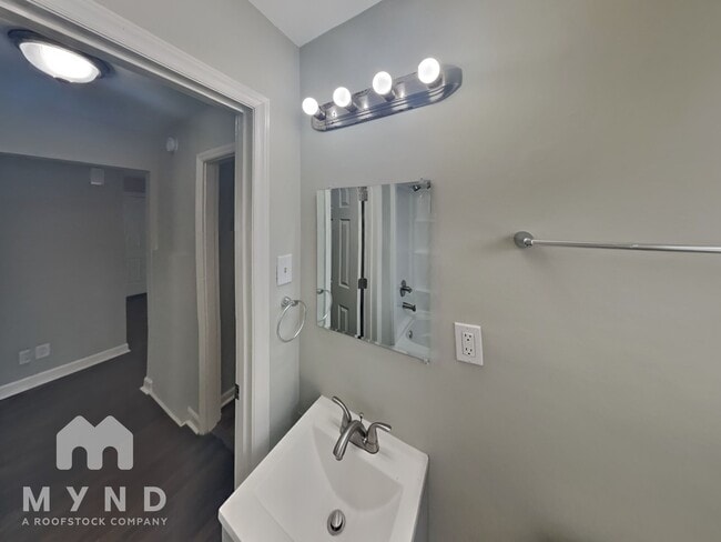 Building Photo - 1720 Finchley Dr