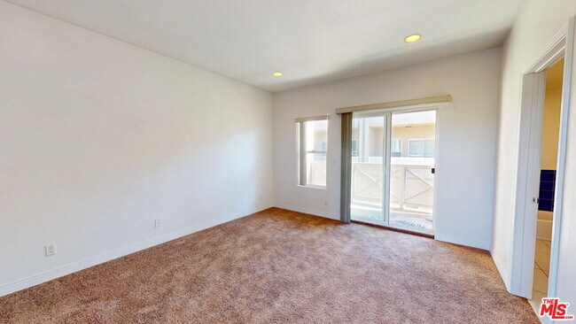 Building Photo - 11622 Oxnard St