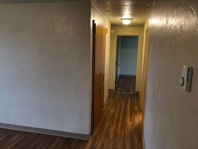 Building Photo - Updated 3 bedroom 1 bath house in Springfi...