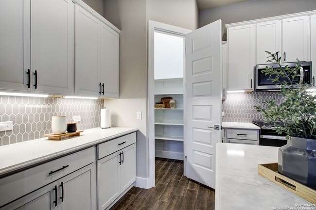 Building Photo - 1038 Cadogan Squire