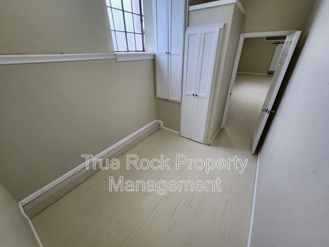 Building Photo - 208 E MAIN, Apt #3 (BILLS PAID- not including tv or wifi)