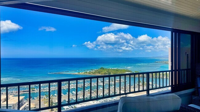 Building Photo - Luxury Waikiki Condo | Sweeping Pacific Vi...