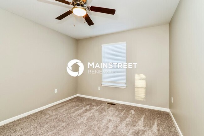Building Photo - 3 Bedroom Pet-Friendly Home in Jeffersonville, IN with Main Street Renewal