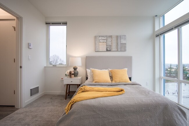 Building Photo - Modern 3BR/3BA Townhouse with Rooftop - Views of Downtown!