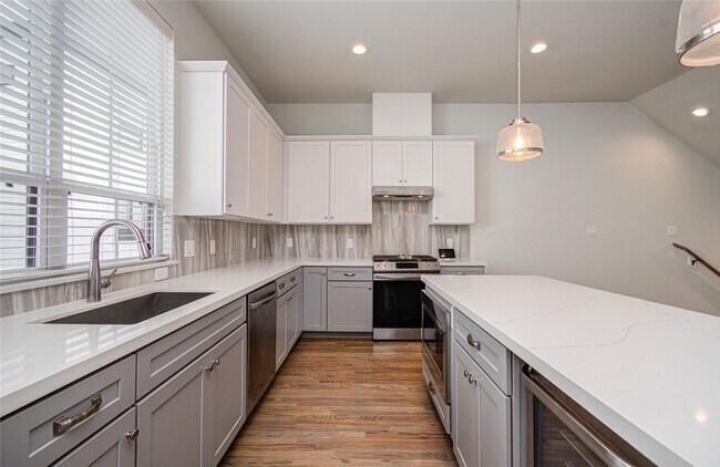 Building Photo - 2818 Grand Fountains Dr