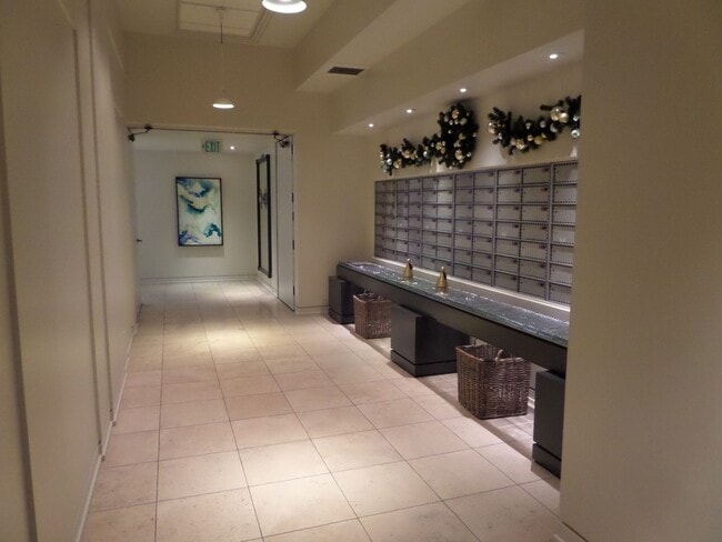 Building Photo - Adorable One Bedroom Seattle Condo in Unbeatable Location - Walk to Pike Place Market!