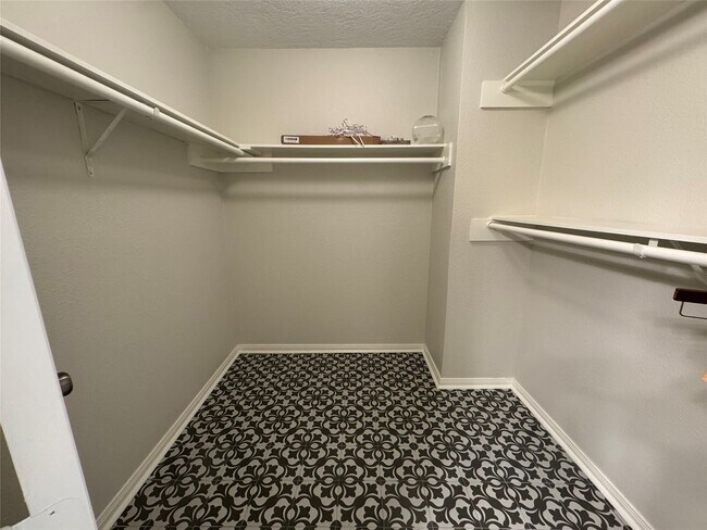 Building Photo - 12800 Briar Forest Dr