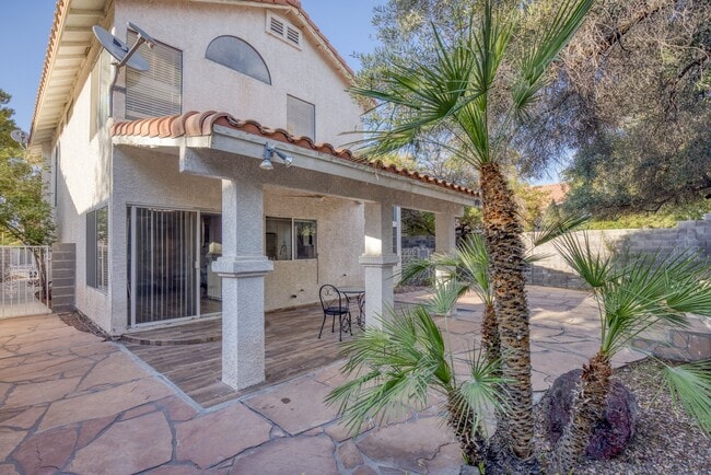 Building Photo - 2345 Potters