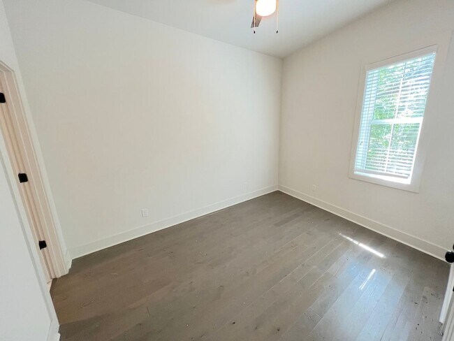 Building Photo - DIXON PARK | 2 BEDROOM | 2 BATH