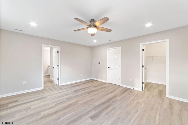 Building Photo - 447 Redwood Ave