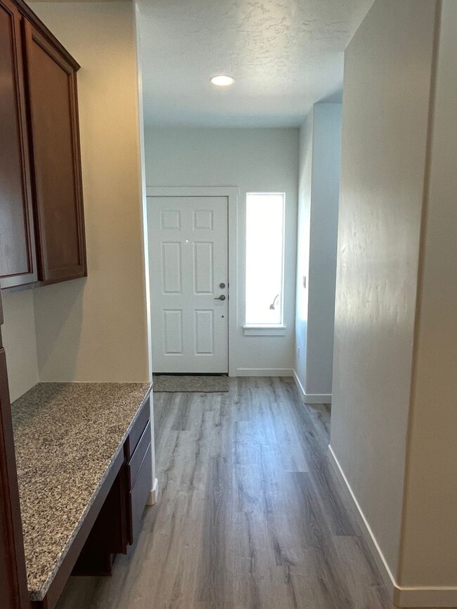 Building Photo - Newer 2-bedroom Townhome
