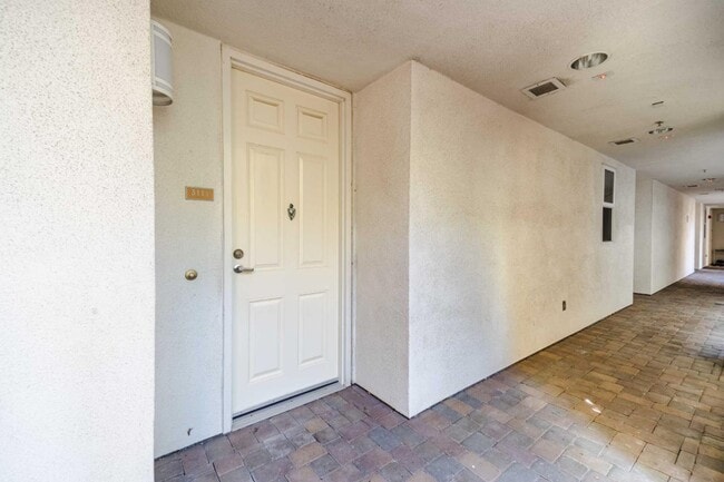 Building Photo - 301 Crescent Ct
