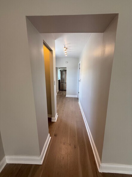 Building Photo - 2633 E Monmouth St