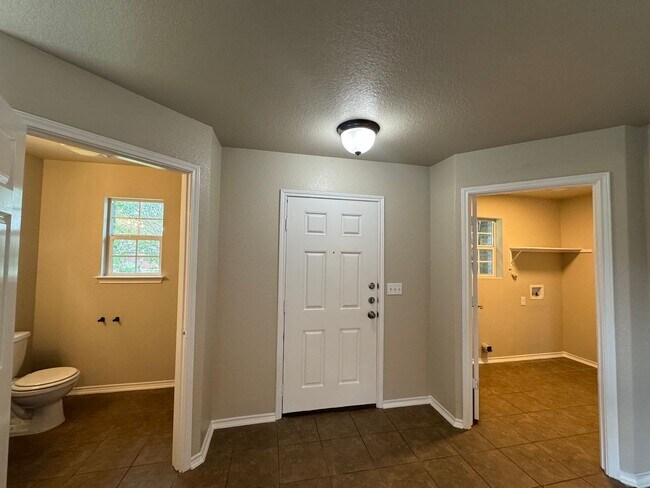 Building Photo - 4-Bedroom Home in Mission Del Lago – Historic South San Antonio