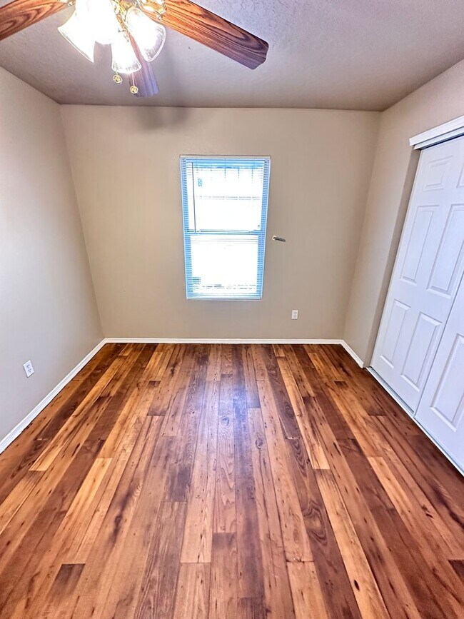 Building Photo - 3 Bedroom 2 Bathroom with 2 Car Garage