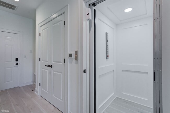 Building Photo - 5 br, 4.5 bath Townhome - 342 Purbrook Ln