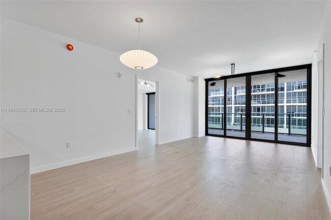 Building Photo - 9901 W Bay Harbor Dr