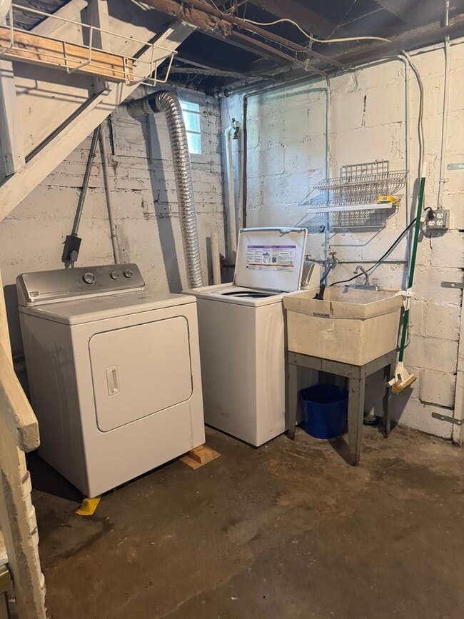 Building Photo - Wonderful 2 bed 2 bath in the heart of the...
