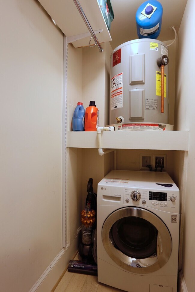 Building Photo - Parking Included! 1 Bedroom 1 Bathroom Cor...