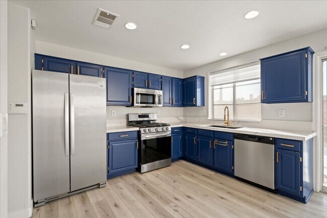 Building Photo - Contemporary 3 Bedroom With Luxurious Finishes