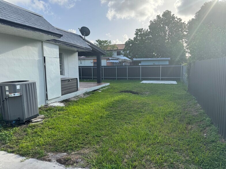Building Photo - 1350 SW 34th Ave
