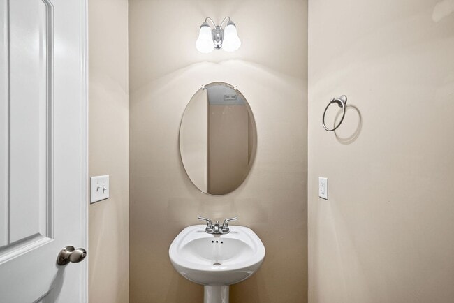 Building Photo - Nice Townhome in Governors Crossing Ready for you to Call home before Christmas