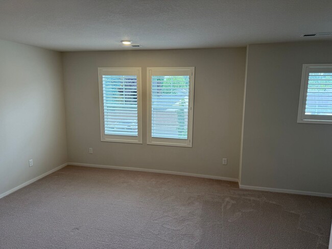 Building Photo - Goregous 2 Bedroom Townhome with 2 Car Gar...