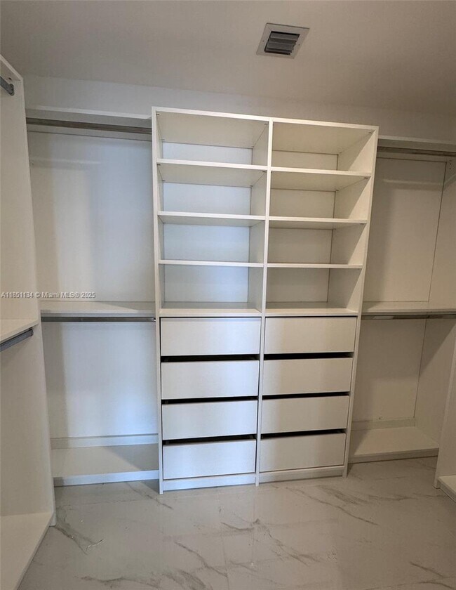 Building Photo - 700 NE 24th St