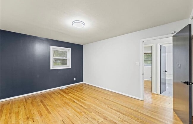 Building Photo - Stunning 3 bed 1 bath Ranch House