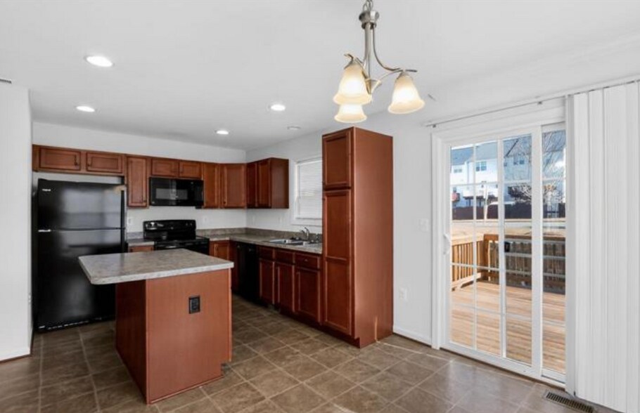 Building Photo - 211 Dundee Pl