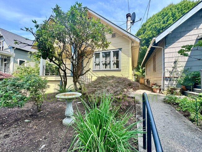 Building Photo - 3-Bedroom, 2-Bathroom House with Attached Garage and Workshop Near Belmont and SE 45th