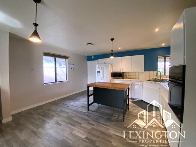 Building Photo - Beautiful, 3BD/2BA, Home available in Sacramento off Madison Ave. and Auburn Blvd.