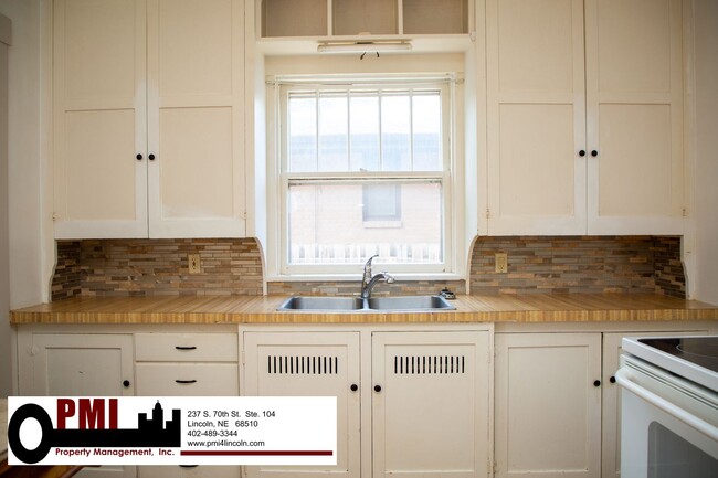 Building Photo - 4 Bedroom, 1.5 bathroom House For Rent; Av...