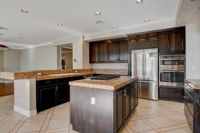 Building Photo - COMING SOON!! $1000 off 1st months Rent Guard-Gated Golf Course Living on the 14th Green!