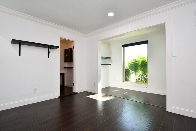 Building Photo - 6000 Inwood Dr