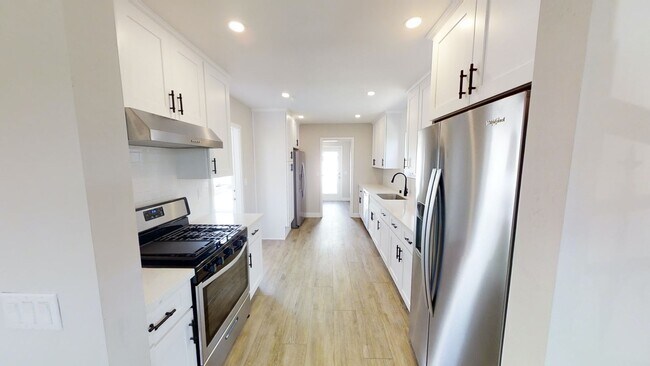 Building Photo - Big Bedrooms,  Great Yard!
