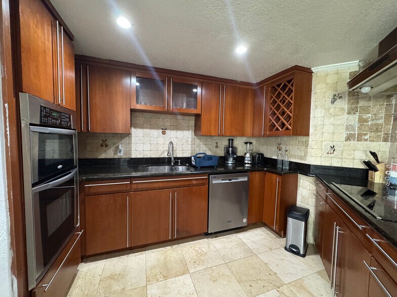 Building Photo - 801 Brickell Bay Dr