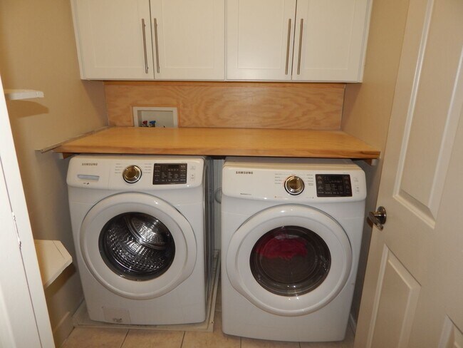 Building Photo - 2 Bedrooms - 2.5 bathrooms - Large Loft Area